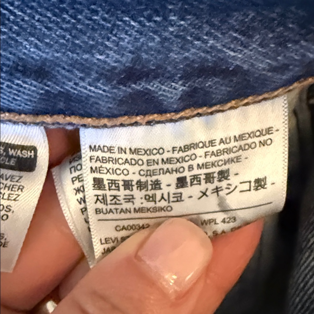 Levi's 501 Classic Straight-Leg Jeans - Picture 4 of 7